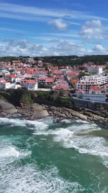 Lizbon 'un Sintra bölgesindeki Sahil Köyü. Plaj manzarası. Turizm Tarihi Yer. Şehir manzarası hava manzarası. Lizbon Bölgesi Sintra Sahil Köyü.