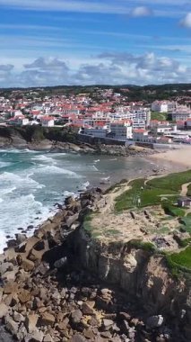 Portekiz 'in Lizbon bölgesindeki Sintra' da Apple Beach. Plaj manzarası. Doğa Deniz Burnu. Seyahat güzergahı. Portekiz 'in Lizbon bölgesindeki Sintra' da Apple Beach. Turkuaz Su.