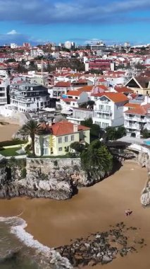 Cascais Skyline Lizbon 'un Cascais bölgesinde. Plaj manzarası. Turizm Tarihi Yer. Şehir manzarası hava manzarası. Cascais Skyline Lizbon 'un Cascais bölgesinde..