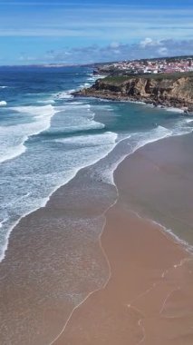 Lizbon 'un Sintra bölgesindeki Praia Grande Plajı. Sahil Skyline. Doğa manzarası. Yaz Gezisi. Lizbon 'un Sintra bölgesindeki Praia Grande Plajı. Tropikal Manzara.