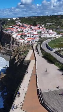 Azenhas Lizbon 'un Sintra bölgesindeki Mar Plajı' nda oynuyor. Coastal City. Rıhtım manzarası. Plaj manzarası. Azenhas Lizbon 'un Sintra bölgesindeki Mar Plajı' nda.