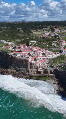 Azenhas Lizbon 'un Sintra bölgesindeki Mar Plajı' nda oynuyor. Coastal City. Rıhtım manzarası. Plaj manzarası. Azenhas Lizbon 'un Sintra bölgesindeki Mar Plajı' nda.