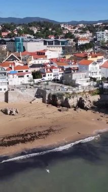 Cascais Skyline Lizbon 'un Cascais bölgesinde. Coastal City. Rıhtım manzarası. Plaj manzarası. Lizbon 'un Cascais Bölgesindeki Cascais Skyline.