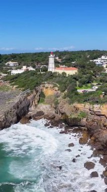 Lizbon 'un Cascais bölgesindeki Guia Deniz Feneri. Sahil Skyline. Deniz feneri manzarası. Yaz Gezisi. Lizbon 'un Cascais bölgesindeki Guia Deniz Feneri. Tropikal Manzara.
