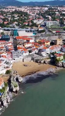 Cascais Skyline Lizbon 'un Cascais bölgesinde. Plaj manzarası. Turizm Tarihi Yer. Şehir manzarası hava manzarası. Cascais Skyline Lizbon 'un Cascais bölgesinde..