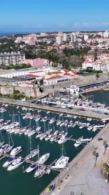 Cascais Skyline Lizbon 'un Cascais bölgesinde. Coastal City. Doğa manzarası. Plaj manzarası. Lizbon 'un Cascais Bölgesindeki Cascais Skyline.