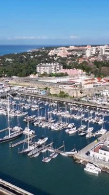 Cascais Skyline Lizbon 'un Cascais bölgesinde. Coastal City. Doğa manzarası. Plaj manzarası. Lizbon 'un Cascais Bölgesindeki Cascais Skyline.