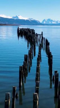 Antarktika Şili, Puerto Natales 'teki ünlü liman. Karlı Dağlar. Bay Water Manzarası. Antarktika Şili. Nehir Arkaplanı. Antarktika Şili 'nin Puerto Natales' teki ünlü limanı.