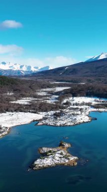 Ushuaia 'daki Lapataia Körfezi, Fin Del Mundo Arjantin. Karlı Dağlar. Doğa manzarası. Fin Del Mundo Arjantin. Göl Arkaplanı. Ushuaia 'daki Lapataia Körfezi Fin Del Mundo Arjantin.