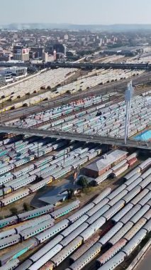 Güney Afrika 'daki Johannesburg' daki Mandela Köprüsü. Yüksek Binalar Peyzajı. Megacity Arkaplanı. Güney Afrika 'da Johannesburg' da. Şehir merkezinde. Şehir Açık Hava.