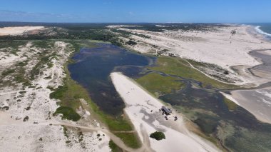 Ceara Brezilya 'daki Paraipaba' da Lagoinha Skyline. Doğa manzarası. Güzel kum tepeleri. Paraipaba 'daki Lagoinha Skyline. Yağmur suyu gölleri. Almecegas Gölü. Yaz Gezisi. Brezilya Kuzeydoğu.