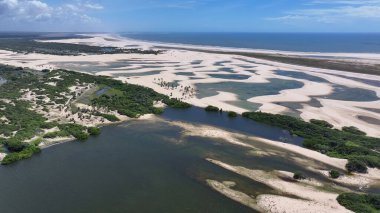 Maranhao Brezilya 'daki Tutoia' da küçük çarşaflar. Doğa manzarası. Kıvrımlı kum tepeleri. Tutoia 'da küçük çarşaflar. Yağmur suyu gölleri. Güzel Yüksek Kumullar. Yaz Gezisi. Brezilya Kuzeydoğu.