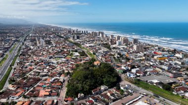 Itanhaem Skyline Sao Paulo Brezilya 'daki Itanhaem' de. Sahil Skyline. Şehir merkezindeki şehir manzarası. Yaz Gezisi. Itanhaem Skyline Sao Paulo Brezilya 'daki Itanhaem' de. Deniz Burnu Sahnesi.