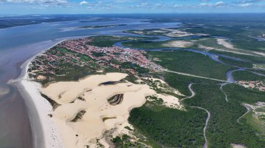 Tutoia Skyline, Tutoia, Brezilya 'da. Doğa Manzarası. Amerika 'nın Brezilya Deltası. Maranhao 'daki Tutoia Skyline. Riverside City 'de. Plaj manzarası. Tatil seyahatleri. Brezilya Kuzeydoğu.