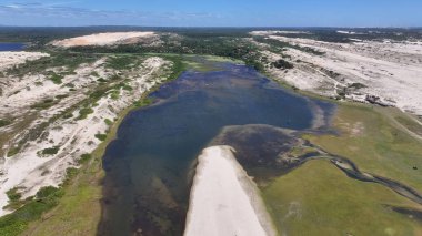 Ceara Brezilya 'daki Lagoinha' da Jegue Lagoon. Tatlı Su Gölleri Peyzajı. Kum tepeleri dağları. Lagoinha 'daki Jegue Lagoon. Turizm Seyahati. Almecegas Gölü. Plaj Arkaplanı.