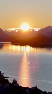 Rio Negro Arjantin 'deki Bariloche' de Günbatımı Gökyüzü. Sahne Suyu. Seascape Sunset. Bariloche Arjantin. Çarpıcı Dağlar. Rio Negro Arjantin 'de Bariloche' de Günbatımı Gökyüzü.