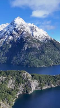 Rio Negro Arjantin 'deki Bariloche' de Patagonya Skyline. Kar Tepeli Dağ. Chico Circuit. Bariloche Arjantin. Kış Yolculuğu. Rio Negro Arjantin 'deki Bariloche' de Patagonya Skyline.