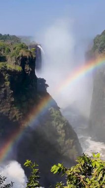 Kuzey Zimbabwe 'deki Victoria Şelalesi' nde Vahşi Su Şelalesi. Doğa Şelalesi. Zambezi Nehri Peyzajı. Kuzey Zimbabwe 'de Victoria Şelalesi. Güney Afrika. Turizm Seyahati.