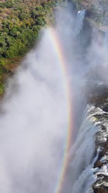 Kuzey Rodezya Zambiya 'daki Livingstone' da Victoria Şelalesi. Doğa Şelalesi. Zambezi Nehri Peyzajı. Kuzey Rodezya Zambiya 'da Livingstone. Güney Afrika. Turizm Seyahati.