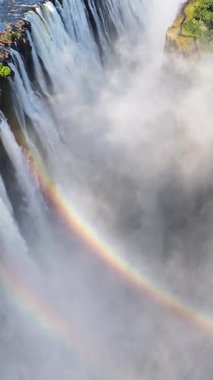Matabeleland, Kuzey Zimbabwe 'deki Victoria Şelalesinde Gökkuşağı. Dev Şelaleler. Doğa manzarası. Kuzey Zimbabwe 'de Victoria Şelalesi. Zambezi Nehri. Seyahat Manzarası.