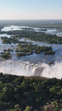 Kuzey Zimbabwe 'deki Victoria Şelalesi' nde ünlü bir şelale. Dev Şelaleler. Doğa manzarası. Kuzey Zimbabwe 'de Victoria Şelalesi. Zambezi Nehri. Seyahat Manzarası.