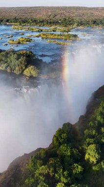 Matabeleland, Kuzey Zimbabwe 'deki Victoria Şelalesinde Gökkuşağı. Dev Şelaleler. Doğa manzarası. Kuzey Zimbabwe 'de Victoria Şelalesi. Zambezi Nehri. Seyahat Manzarası.