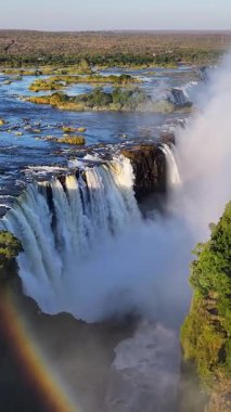 Kuzey Rodezya Zambiya 'daki Livingstone' da Victoria Şelalesi. Dev Şelaleler. Doğa manzarası. Kuzey Rodezya Zambiya 'da Livingstone. Zambezi Nehri. Seyahat Manzarası.