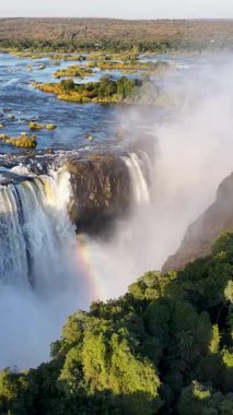 Kuzey Zimbabwe 'deki Victoria Şelalesi' nde ünlü bir şelale. Dev Şelaleler. Doğa manzarası. Kuzey Zimbabwe 'de Victoria Şelalesi. Zambezi Nehri. Seyahat Manzarası.