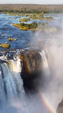 Kuzey Zimbabwe, Matabeleland 'deki Victoria Şelalesinde Düşen Gökkuşağı. Dev Şelaleler. Doğa manzarası. Kuzey Zimbabwe 'de Victoria Şelalesi. Zambezi Nehri. Seyahat Manzarası.