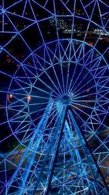 Rio de Janeiro Brezilya şehir merkezindeki lunapark manzarası. Rio de Janeiro Brezilya şehir merkezindeki aydınlanmış dönme dolabın gece panoramik manzarası. Şehrin ünlü liman bölgesi turizmi.