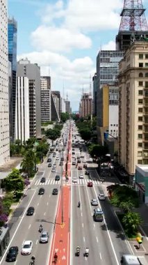 Sao Paulo Brezilya şehir merkezindeki ünlü Paulista Bulvarı. Şehrin tarihi bulvarının çarpıcı manzarası. Şehir antenleri. Sao Paulo Brezilya 'daki Paulista Bulvarı. Bulvar 'da trafik var..