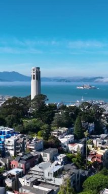 Kaliforniya, San Francisco 'daki Coit Kulesi. Şehir merkezindeki Skyline. Ulaşım Sahnesi. Coit Kulesi San Francisco 'da Kaliforniya' da.