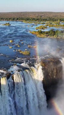 Kuzey Zimbabwe 'deki Victoria Şelaleleri' nde. Dev Şelaleler. Doğa manzarası. Kuzey Zimbabwe 'de Victoria Şelalesi. Zambezi Nehri. Seyahat Manzarası.