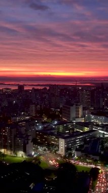 Rio Grande Do Sul Brezilya 'daki Porto Alegre' de Guaiba Sınırı. Highrise Binaları. Şehir manzarası manzarası. Eğlence Bölgesi. Rio Grande Do Sul Brezilya 'daki Porto Alegre' de Guaiba Sınırı.