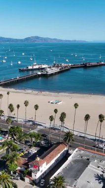 Kaliforniya 'da Santa Barbara' da plaj sahnesi. Doğa Turizmi. Güneşli Gün Manzarası. Santa Barbara 'da Plaj Sahnesi Kaliforniya' da.