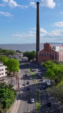 Rio Grande Do Sul Brezilya 'daki Porto Alegre' de Guaiba Sınırı. Highrise Binaları. Şehir manzarası manzarası. Eğlence Bölgesi. Rio Grande Do Sul Brezilya 'daki Porto Alegre' de Guaiba Sınırı.