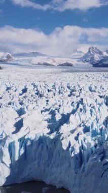 Los Glaciares Ulusal Parkı, El Calafate, Patagonya Arjantin. Patagonya 'daki buz dağının çarpıcı manzarası. Perito Moreno Buzulu. Patagonya manzarası. El Calafate Arjantin 'in seyahat yeri.