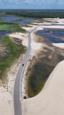 Maranhao Brezilya 'daki Paulino Neves' deki Dunes Yolu. Küçük Çarşaflar Manzarası. Sand Dunes Yolu. Paulino Neves 'teki Dunes Yolu. Turizm Seyahati. Doğa Sahnesi. Sahil Arkaplanı. Brezilya Kuzeydoğu.