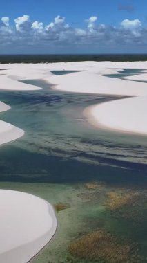 Lencois Maranhens Maranhao Brezilya 'daki Barreirinhas' ta Skyline 'da. Tatlı Su Gölleri Peyzajı. Kum tepeleri dağları. Lencois Maranhenses Skyline Maranhao. Turizm Seyahati. Doğa Sahnesi. Plaj Arkaplanı.
