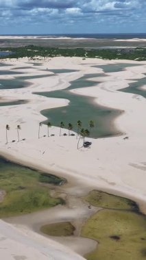 Maranhao Brezilya 'daki Tutoia' da küçük çarşaflar. Doğa manzarası. Kıvrımlı kum tepeleri. Tutoia 'da küçük çarşaflar. Yağmur suyu gölleri. Güzel Yüksek Kumullar. Yaz Gezisi. Brezilya Kuzeydoğu.