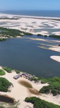 Lencois Maranhenses Tutoia, Brezilya 'da. Doğa Küçük Çarşafları. Manzaralı Palmiye Ağaçları. Lencois Maranhenses Tutoia 'da. Kıvrımlı kum tepeleri. Yağmur suyu gölleri. Tropik seyahat. Brezilya Kuzeydoğu.