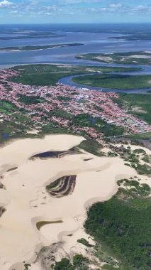 Tutoia Skyline, Tutoia, Brezilya 'da. Doğa Manzarası. Amerika 'nın Brezilya Deltası. Maranhao 'daki Tutoia Skyline. Riverside City 'de. Plaj manzarası. Tatil seyahatleri. Brezilya Kuzeydoğu.