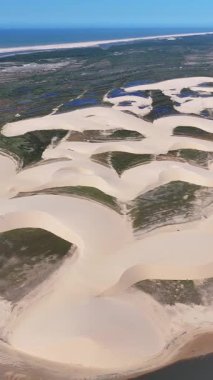 Maranhao Brezilya 'daki Araioses' de Morro Do Meio Plajı. Tatlı Su Gölleri Peyzajı. Kum tepeleri dağları. Araioses 'deki Morro Do Meio Plajı. Turizm Seyahati. Doğa Sahnesi. Parnaiba Delta Arkaplanı.