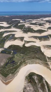 Piaui Brezilya 'daki Luis Correia' da Lencois Piauienses. Doğa Küçük Çarşafları. Portinho Gölü. Lencois Piauiens Luis Correia 'da. Kıvrımlı kum tepeleri. Yağmur suyu gölleri. Tropik Seyahat.