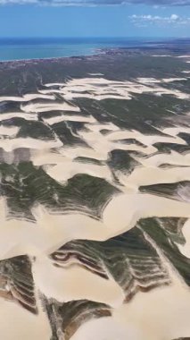 Piaui Brezilya 'daki Luis Correia' da Lencois Piauienses. Doğa manzarası. Kıvrımlı kum tepeleri. Lencois Piauiens Luis Correia 'da. Yağmur suyu gölleri. Portinho Gölü. Yaz Gezisi. Brezilya Kuzeydoğu.