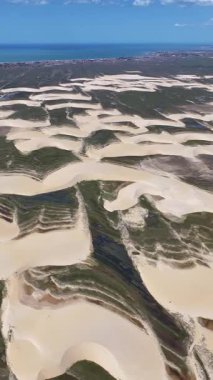 Piaui Brezilya 'daki Luis Correia' da Lencois Piauienses. Tatlı Su Gölleri Peyzajı. Kum tepeleri dağları. Lencois Piauiens Luis Correia 'da. Turizm Seyahati. Doğa Sahnesi. Plaj Arkaplanı.