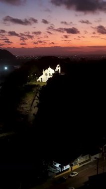 Sao Paulo Brezilya 'daki Itanhaem Manastırı' nda aydınlandı. Turistik cazibe. Şehir merkezindeki şehir manzarası. Matrix Meydanı. Sao Paulo Brezilya 'daki Itanhaem Manastırı' nda aydınlandı. Günbatımı Skyline.