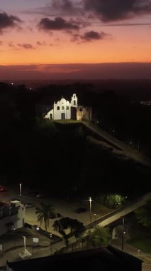 Sao Paulo Brezilya 'daki Itanhaem Manastırı' nda aydınlandı. Turistik cazibe. Şehir merkezindeki şehir manzarası. Matrix Meydanı. Sao Paulo Brezilya 'daki Itanhaem Manastırı' nda aydınlandı. Günbatımı Skyline.