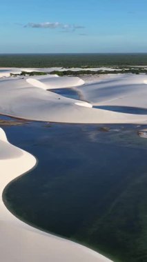 Lencois Maranhens Maranhao Brezilya 'daki Santo Amaro' da Skyline 'da. Tatlı Su Gölleri Peyzajı. Kum tepeleri dağları. Lencois Maranhens Maranhao 'da Skyline' da. Turizm Seyahati. Doğa Sahnesi. Plaj Arkaplanı