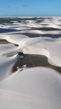 Lencois Maranhens Maranhao Brezilya 'daki Santo Amaro' da Skyline 'da. Tatlı Su Gölleri Peyzajı. Kum tepeleri dağları. Lencois Maranhens Maranhao 'da Skyline' da. Turizm Seyahati. Doğa Sahnesi. Plaj Arkaplanı